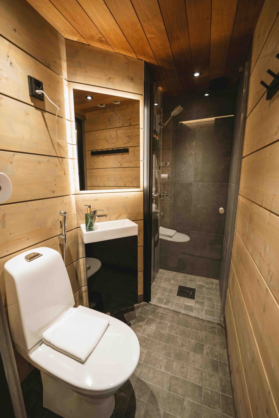 Aurora Hill Resort Aurora Suite Bathroom